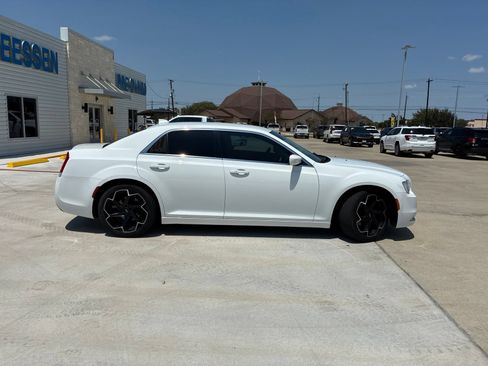 Used 2019 Chrysler 300 Touring L w/ Quick Order Package 22F RWD image 2