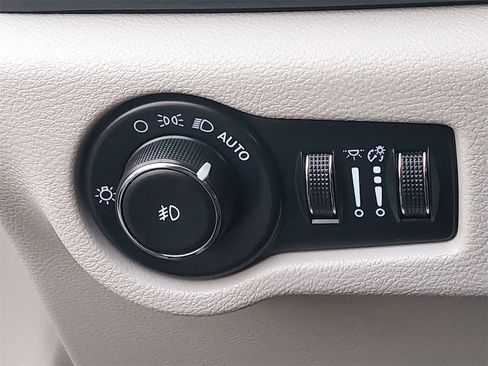 Used 2022 Chrysler Pacifica Touring-L image 34