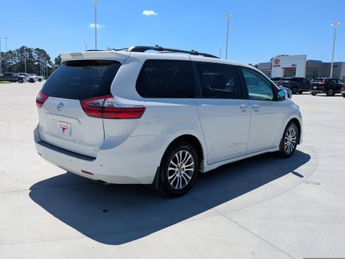 Used 2020 Toyota Sienna XLE w/ XLE Navigation Package FWD image 5