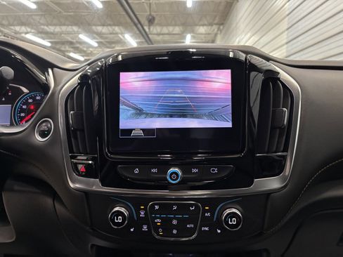 Used 2021 Chevrolet Traverse LT image 19
