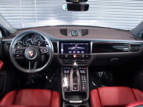 Certified 2025 Porsche Macan image 12