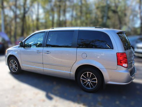 Used 2016 Dodge Grand Caravan SXT image 10