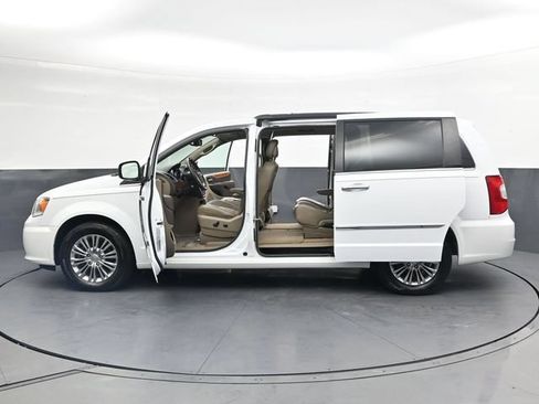 Used 2015 Chrysler Town & Country Touring-L w/ Driver Convenience Group FWD image 46