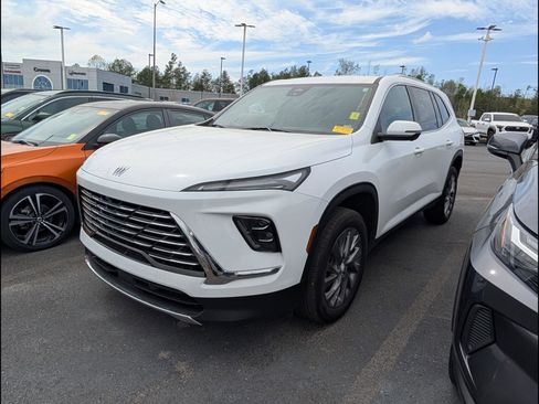 Used 2025 Buick Enclave Preferred image 4