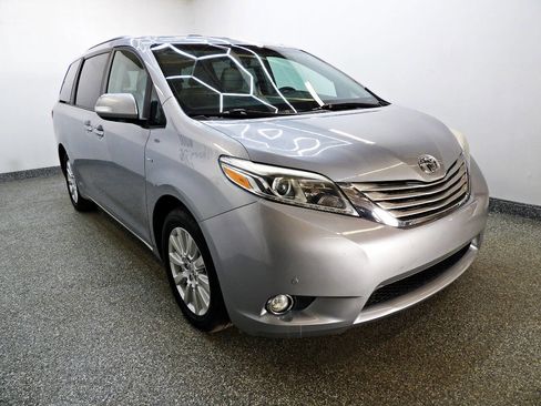Used 2017 Toyota Sienna Limited image 3