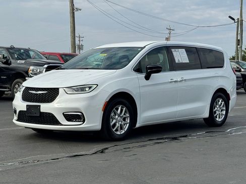 Used 2025 Chrysler Pacifica Select image 3
