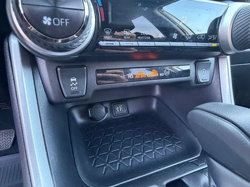 Used 2025 Toyota RAV4 XLE AWD/4WD image 28