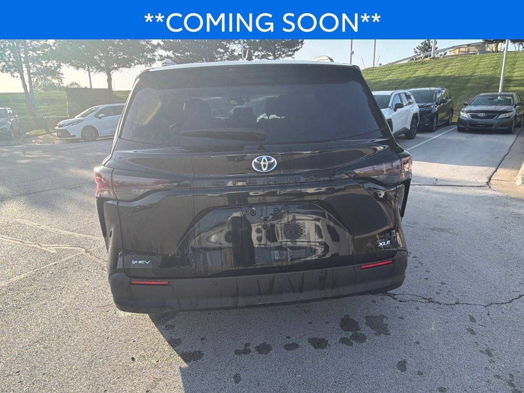 Used 2025 Toyota Sienna XLE FWD image 8