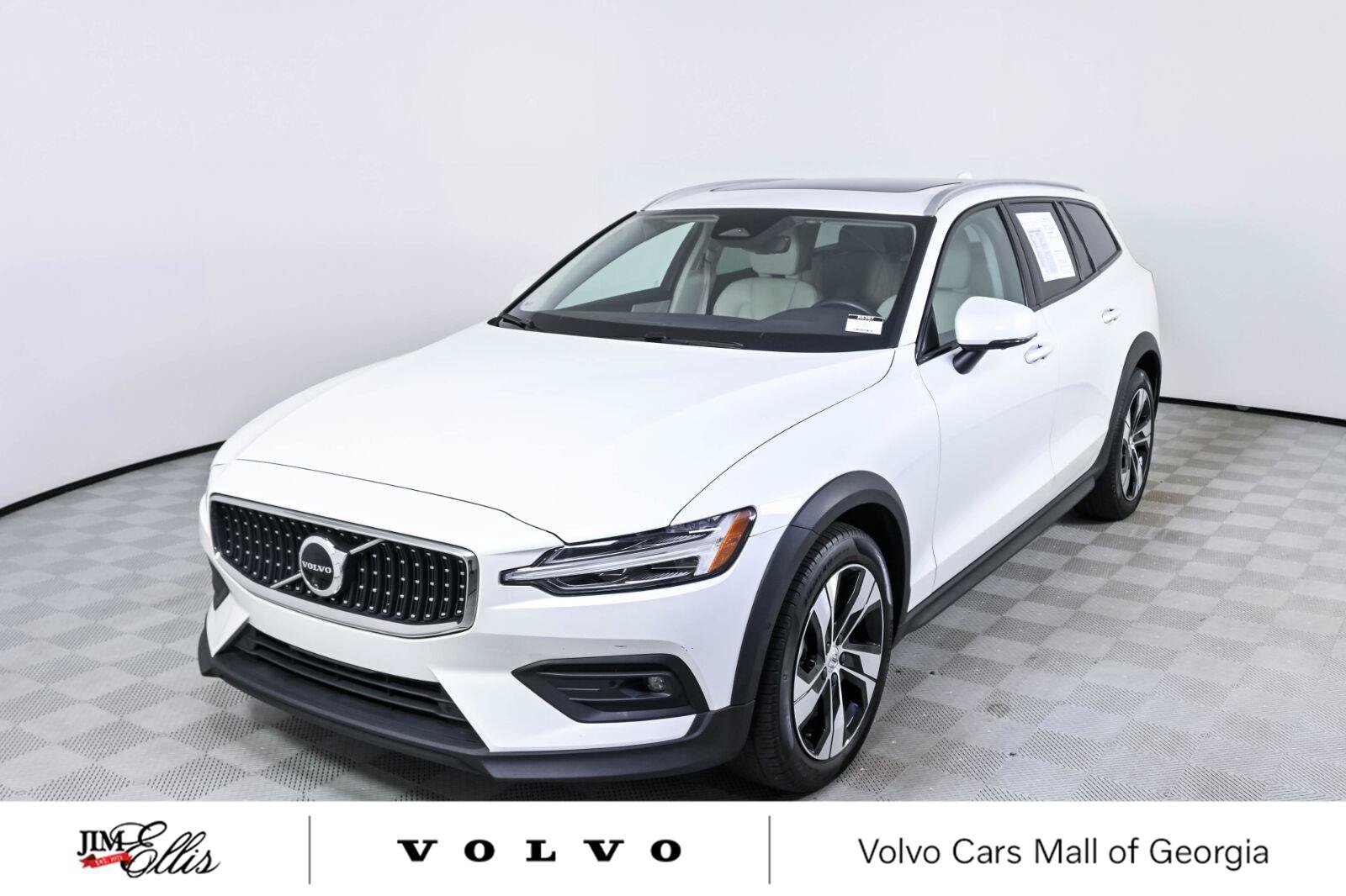 Used 2025 Volvo V60 B5 Cross Country Plus AWD/4WD image 1