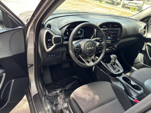 Used 2025 Kia Soul LX w/ LX Technology Package FWD image 31