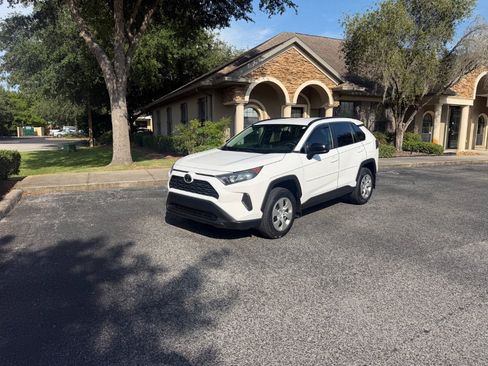 Used 2021 Toyota RAV4 LE FWD image 4