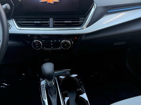 Used 2025 Chevrolet Trax LT w/ LT Convenience Package image 6