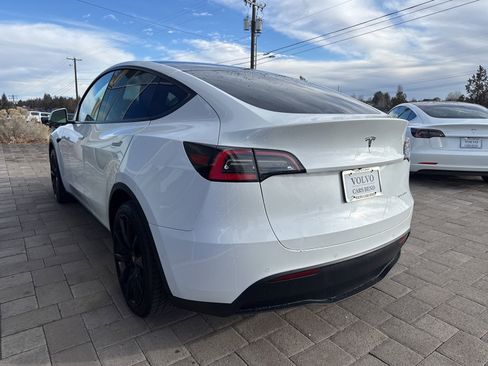 Used 2021 Tesla Model Y 2WD image 4