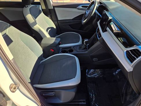 Certified 2025 Volkswagen Taos SE w/ Panoramic Sunroof Package FWD image 13