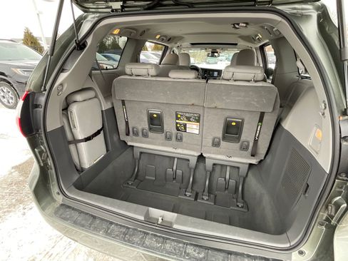 Used 2020 Toyota Sienna XLE w/ XLE Navigation Package image 28