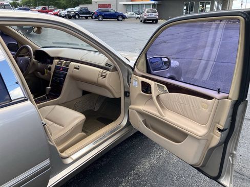 Used 2000 Mercedes-Benz E 320 Sedan image 22