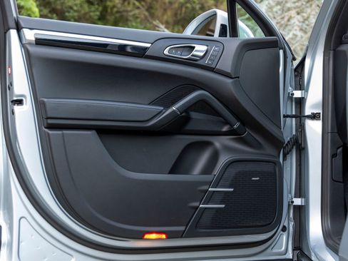 Used 2016 Porsche Cayenne image 21