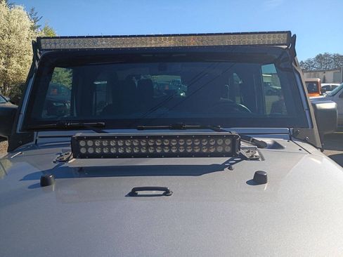 Used 2018 Jeep Wrangler Sport AWD/4WD image 12