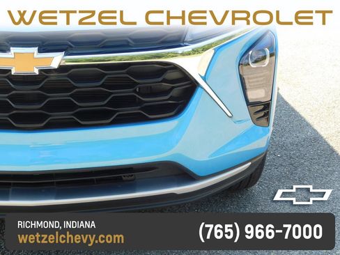 Used 2025 Chevrolet Trax LT FWD image 9