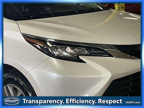 Used 2023 Toyota Sienna XLE FWD image 10