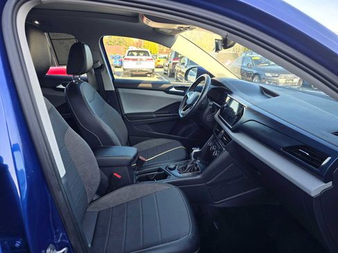 Used 2022 Volkswagen Taos SE w/ Panoramic Sunroof Package image 11