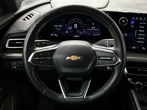 Used 2025 Chevrolet Traverse LT FWD image 13