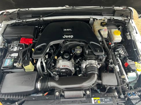 Used 2018 Jeep Wrangler Unlimited Sahara image 13