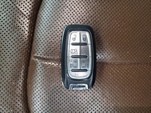 Used 2017 Chrysler Pacifica Limited FWD image 32