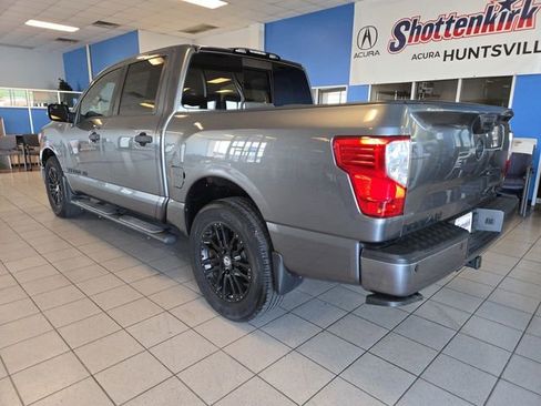 Used 2019 Nissan Titan SV w/ SV Convenience Package image 6