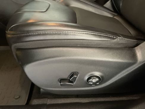 Used 2019 Jeep Cherokee Latitude Plus AWD/4WD image 12