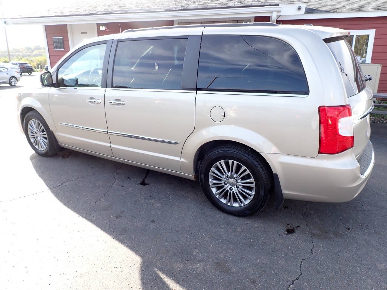 Used 2014 Chrysler Town & Country Touring-L w/ Driver Convenience Group FWD image 4