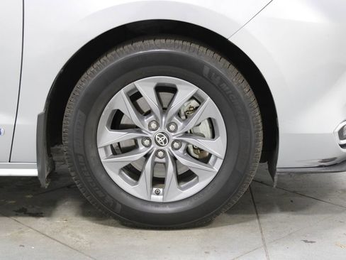 Used 2021 Toyota Sienna XLE image 12