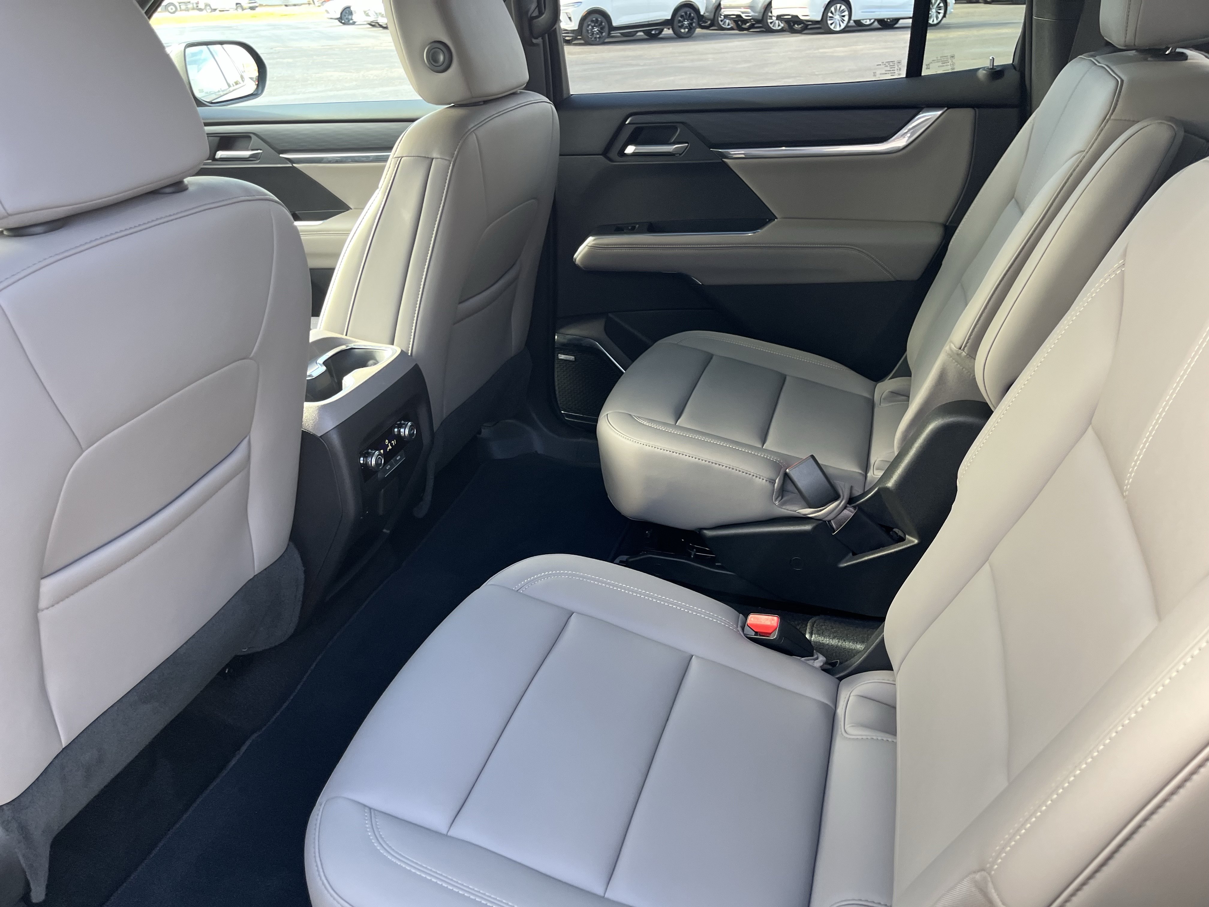Used 2026 GMC Acadia Elevation w/ Elevation Premium Package FWD image 3