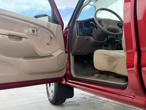 Used 2002 Toyota Tacoma 2WD Regular Cab image 27