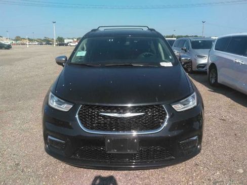 Used 2023 Chrysler Pacifica Limited FWD image 7