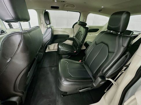 Certified 2024 Chrysler Pacifica Touring-L image 34