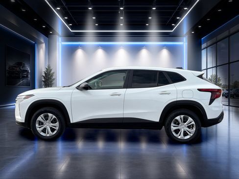 Used 2025 Chevrolet Trax LS FWD image 4