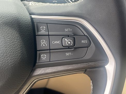 Used 2025 Jeep Grand Cherokee L Limited w/ Luxury Tech Group II AWD/4WD image 19