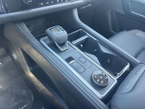 Used 2025 Nissan Pathfinder SL image 17