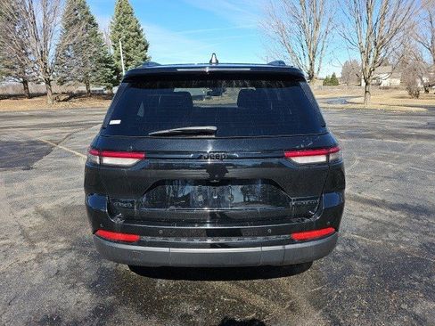 Used 2023 Jeep Grand Cherokee Limited w/ Black Appearance Package image 5