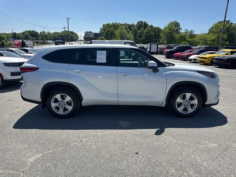 Used 2023 Toyota Highlander LE image 6