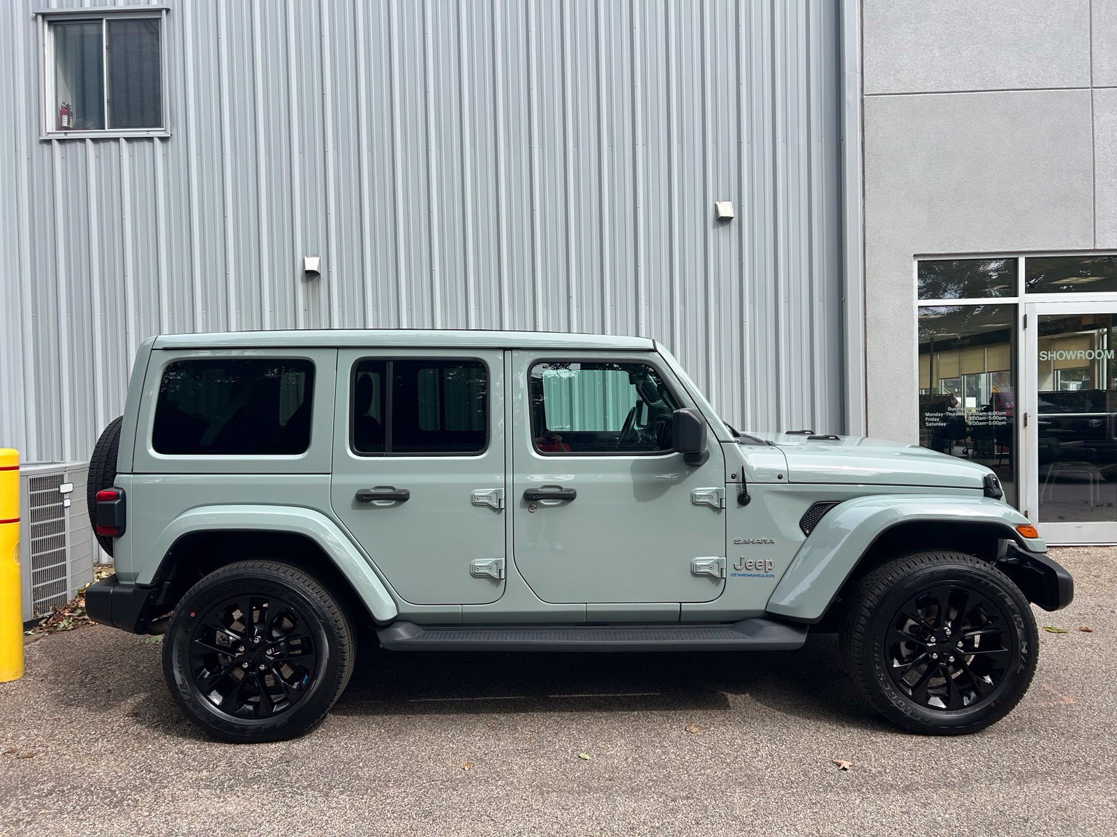Used 2023 Jeep Wrangler Unlimited Sahara w/ Cold Weather Group AWD/4WD image 4