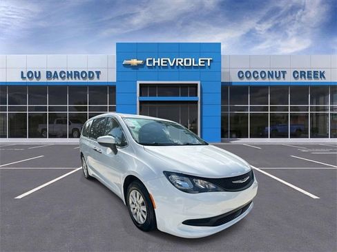 Used 2021 Chrysler Voyager L image 1