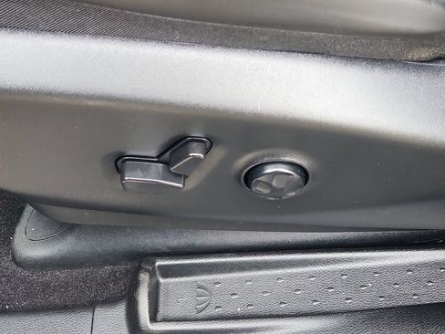 Used 2024 Chrysler Pacifica Premium FWD image 25