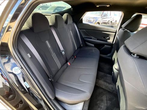Certified 2025 Hyundai Elantra Sport image 35