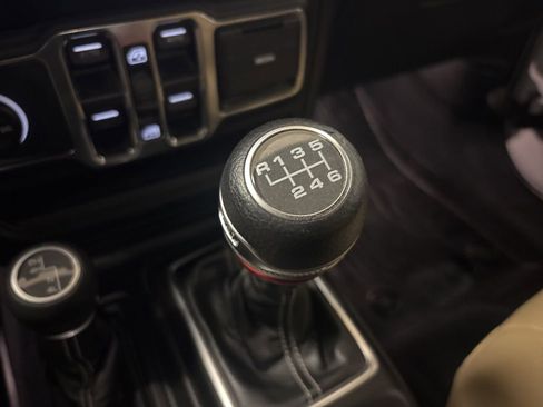 Used 2018 Jeep Wrangler Unlimited Sahara AWD/4WD image 14
