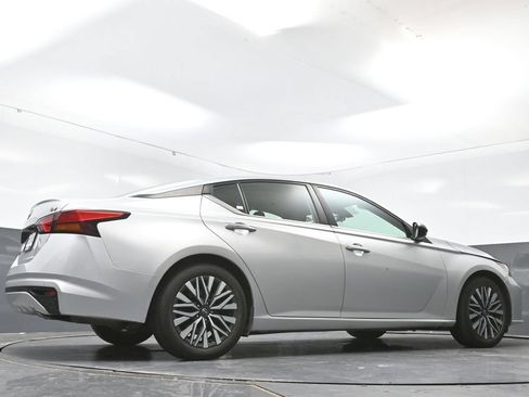 Used 2024 Nissan Altima 2.5 SV FWD image 47