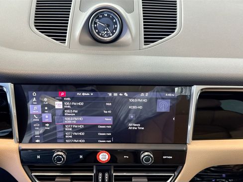 Certified 2025 Porsche Macan image 16