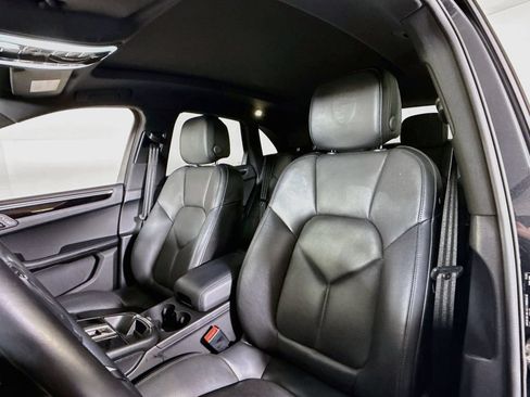 Certified 2025 Porsche Macan AWD/4WD image 5