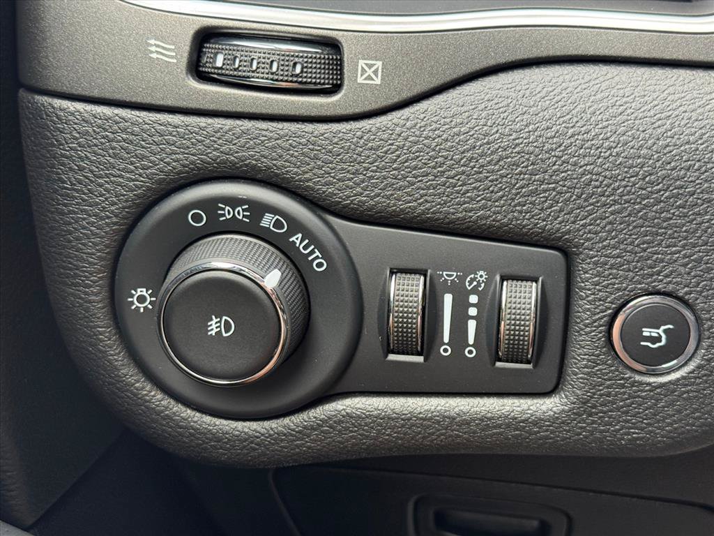 Used 2022 Jeep Cherokee Trailhawk w/ Premium Leather Package AWD/4WD image 25
